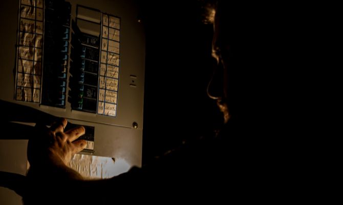 What To Do if You’re Experiencing a Prolonged Power Outage